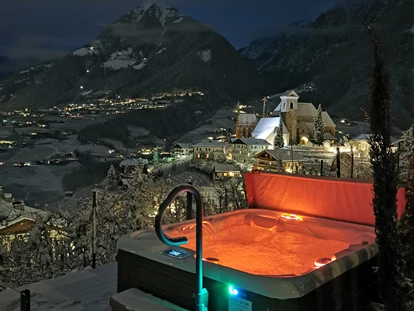 Pensionen - Umgebungsschwerpunkt: Berg - Blumau (Trentino-Südtirol) - Winterkulisse Whirlpool Prairerhof - Active B&B Prairerhof