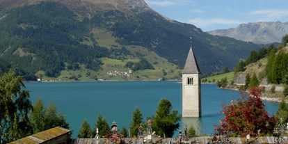 Pensionen - Wanderweg - Trentino-Südtirol - Der versunkene Turm im Reschensee - Garni Marianne