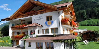 Pensionen - Spielplatz - Trentino-Südtirol - Pension Sonnenhof 
Ausgangspunkt für Wanderungen jeglichen Schwierigkeitsgrades. Wir beraten Sie gerne!
Mountinbiken, Outdoor-Aktivitäten, Canyoning, Rafting, Hochseilklettergarten, Klettern, Sommerrodelbahn
GRATIS Nutzung der öffentlichen Verkehrsmittel - Pension Sonnenhof