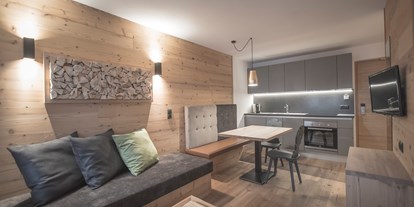 Pensionen - Weißenbach/Ahrntal - Küchenzeile und Wohnbereich - Ahrner Wirt Apartments