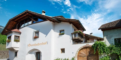 Pensionen - Frühstück: Frühstücksbuffet - Blumau (Trentino-Südtirol) - Gasshuberhof Hofansicht  - Gasshuberhof der Fam. Mauracher 