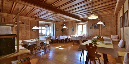 Pensionen - Frühstück: Frühstücksbuffet - Blumau (Trentino-Südtirol) - über 400 Jahre alte Frühstücksstube  - Gasshuberhof der Fam. Mauracher 