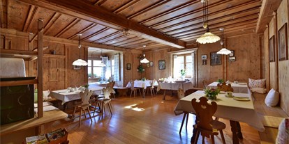 Pensionen - Frühstück: serviertes Frühstück - Dorf Tirol - über 400 Jahre alte Frühstücksstube  - Gasshuberhof der Fam. Mauracher 