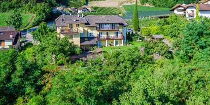 Pensionen - Wanderweg - Trentino-Südtirol - Der Mandlhof mitten im Grünen - Mandlhof