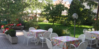 Pensionen - Frühstück: Frühstücksbuffet - Dorf Tirol - Unsere Sonnenterrasse mit Blick zum Gartten - Pension Pernthaler