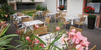 Pensionen - Restaurant - Völlan bei Lana - Frühstück auf der Sonnenterrasse - Pension Pernthaler