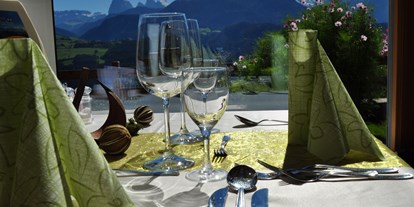 Pensionen - Art der Pension: Frühstückspension - Lana (Trentino-Südtirol) - Blick von Ihrem Tisch auf die Dolomiten beim Frühstück oder Abendessen - Hotel Pension Erlacher