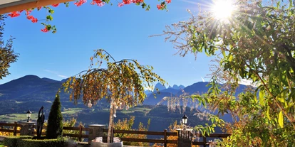 Pensionen - weitere Verpflegungsmöglichkeiten: Abendessen - Blumau (Trentino-Südtirol) - Blick von unserer Sommerterasse, ach da kommt ja mein Aperol Spritz, Danke :-) - Hotel Pension Erlacher