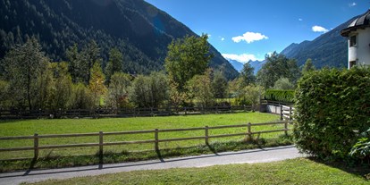 Pensionen - Umgebungsschwerpunkt: Berg - Schönberg im Stubaital - Blick von der Terrasse der Ferienwohnung SCHEIBE zum Stubaier Gletscher - Pension Gulla