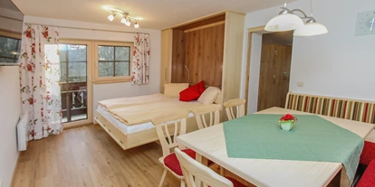 Pensionen - Umgebungsschwerpunkt: am Land - Maishofen - Wohnzimmer mit ausgeklapptem Doppelbett von Flexinno - Urlaubsparadies Liebmannhof