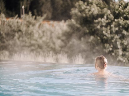 Pensionen - Mit magischem Ausblick über das Zillertal lässt man sich in unserem neuen Infinity-Pool treiben. - ASTER Boutique Hotel & Chalets