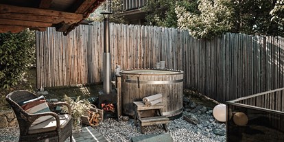 Pensionen - Terrasse - Im privaten Wellnessbereich klingt ein Urlaubstag entweder in der Sauna,
oder im Badefass unter Sternenhimmel aus. - ASTER - Natur & Idylle im Zillertal
