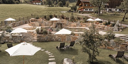 Pensionen - Terrasse - DAS BAUERNHAUS
Eine Zeitreise - in das Jahr 1585. In dieser Zeit wird unser Bauernhaus erbaut.
 - ASTER - Natur & Idylle im Zillertal