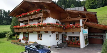 Pensionen - Parkplatz: kostenlos bei der Pension - Kirchberg in Tirol - Gästehaus Brix