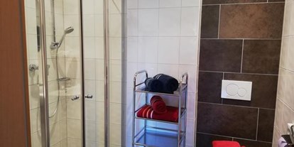 Pensionen - Fahrradverleih - Weißenstein (Mittersill) - Badezimmer/WC - Haus Roland
