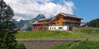 Pensionen - Fahrradverleih - Vorarlberg - "Schwarzmann's" im Sommer. Auf einer Anhöhe gelegenes Haus mit 360° Panoramablick auf die umliegende Bergwelt - Schwarzmann's Ferienwohnungen