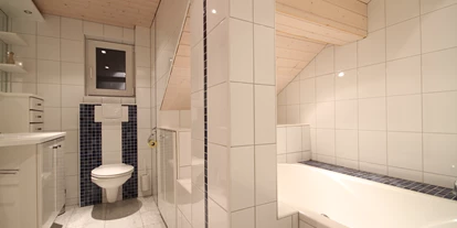 Pensionen - Restaurant - Dünserberg - "Panorama" hat 2 Bäder, ein Bad mit Dusche und Wanne sowie WC, ein Bad mit Dusche und ein extra WC - Schwarzmann's Ferienwohnungen