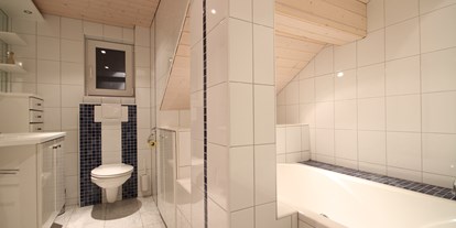 Pensionen - Wanderweg - Lingenau - "Panorama" hat 2 Bäder, ein Bad mit Dusche und Wanne sowie WC, ein Bad mit Dusche und ein extra WC - Schwarzmann's Ferienwohnungen