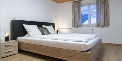 Pensionen - WLAN - Vorarlberg - Apart OG - Schlafzimmer 1 - Bergwelt-M