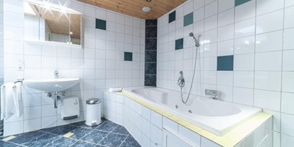 Pensionen - Garage für Zweiräder - Vorarlberg - Apart DG - Badezimmer - Bergwelt-M