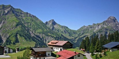 Pensionen - Garten - Pettneu am Arlberg - Haus Rothorn Appartements