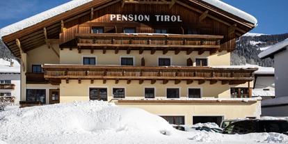 Pensionen - weitere Verpflegungsmöglichkeiten: Nachmittagskaffee - Fendels - Außenansicht Winter - Pension Tirol