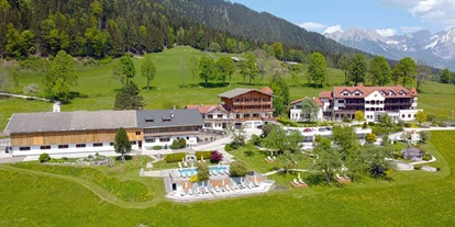 Pensionen - Frühstück: Frühstücksbuffet - Aurach bei Kitzbühel - Mitten im Grünen und fernab der großen Städte liegt das Landhaus Ager und Haupthaus Hotel AlpenSchlössl auf einer malerischen Hochebene in Söll am Wilden Kaiser in Tirol. Umgeben von unberührter Natur und umrahmt von sonnenbeschienen Wiesen und stillen Wäldern ist unser familiengeführtes 4- Sterne-Hotel ein Refugium der Ruhe inmitten der Tiroler Bergwelt. Die hervorragende Lage macht unser Haus einzigartig. In welche Richtung man auch schaut, immer staunt man über ein phänomenales Bergpanorama! Hotel AlpenSchlössl und Landhaus Ager befinden sich direkt nebeneinander. Abgerundet wird dieses Bild alpiner Idylle mit dem traditionellen Agerhof und unserem romantischen Schlösslgarten. - Landhaus Ager