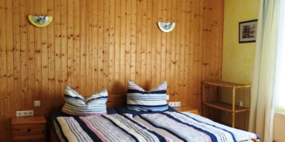 Pensionen - Deutschland - Schlafzimmer I mit 3 Betten - Ferienwohnung Kutscherhuus mit Sauna in Ostfriesland