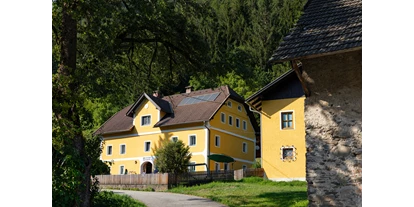Pensionen - Wanderweg - Gassen (Stockenboi) - Haupthaus mit Nebenhaus - Haus Brunner - Ferienwohnung im Hühnerhotel