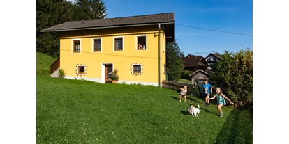 Pensionen - Wanderweg - Gassen (Stockenboi) - Spielende Kinder mit Chicco - Haus Brunner - Ferienwohnung im Hühnerhotel