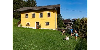 Pensionen - Umgebungsschwerpunkt: See - Weißbriach - Spielende Kinder mit Chicco - Haus Brunner - Ferienwohnung im Hühnerhotel