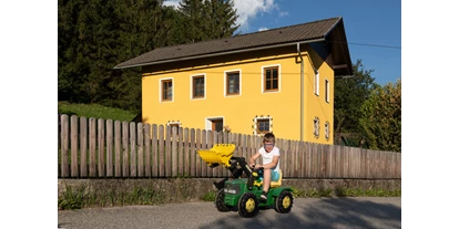 Pensionen - Kühlschrank - Rottenstein (Steinfeld) - Traktorfahren will geübt sein - Haus Brunner - Ferienwohnung im Hühnerhotel