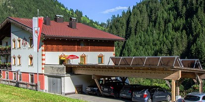 Pensionen - Frühstück: Frühstücksbuffet - Matrei in Osttirol - Herzlich Willkommen in unserer kleinen Frühstückspension, mitten im Nationalpark Hohe Tauern umgeben von 60 Dreitausendern.

Bei uns genießen Sie absolute Ruhe und Entspannung, fernab von Stress und Hektik.

Entdecken Sie die Bergwelt zu Fuß,- mit dem Fahrrad, den Skiern oder einfach mit einer traumhaften Wanderung an der Isel und durch Blumenwiesen.

Unsere Frühstückspension liegt im sonnigen Ortsteil Bobojach in Prägraten am Großvenediger.
Neben der atemberaubenden Bergwelt gibt es noch ein tolles Freizeitangebot für Familien, Biker und Reitbegeisterte. Direkt neben und befindet sich ein Reitstall (Ortnerhof). - Frühstücks - Pension Knappaschneider