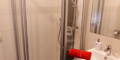 Pensionen - Kühlschrank - Tarrenz - Badezimmer Aifnerblick - Haus Tirol Appartements