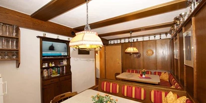 Pensionen - Sauna - St. Jakob in Haus - Aufenthaltsraum, TV - Raum mit Kühlschrank  - Pension Alpenrose