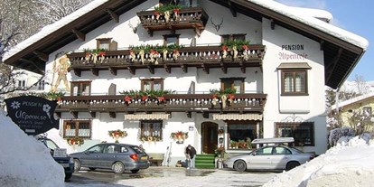 Pensionen - Frühstück: Frühstücksbuffet - Maishofen - Frontansicht der Pension Alpenrose *** Zell am See im Winter  - Pension Alpenrose