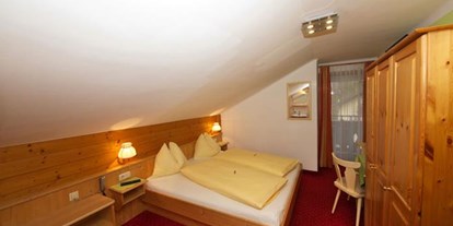 Pensionen - Sauna - Salzburg - Doppelzimmer mit Waschbecken und Föhn, DuscheWC ist auf der Etage,Telefon, Radio, Sat-TV, W-Lan und Balkon  - Pension Alpenrose