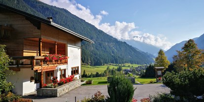 Pensionen - Terrasse - Tirol - Inmitten der eindrucksvollen Landschaft des Osttiroler Defereggentals liegt unser gemütliches Haus Veidlis. Auf einer kleinen Anhöhe etwas außerhalb der Ortschaft St. Jakob in Defereggen warten drei hochwertig eingerichtete Zimmer und eine großzügige Ferienwohnung auf Naturliebhaber, Familien und Genießer. Bei uns werden Herzlichkeit, Gastfreundschaft und die Liebe zur Natur groß geschrieben.
Wir sind tief mit unserer Region verwurzelt und möchten unseren Gästen unser wunderschönes Osttirol näher bringen – im Haus Veidlis im Tal ebenso wie auf dem Berg in unserer Almhütte. - Haus Veidlis