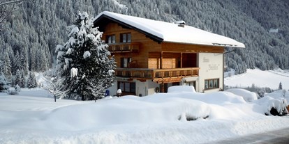 Pensionen - Kühlschrank - ST. JAKOB (Trentino-Südtirol) - Als offizielle Gastgeber der „Osttiroler Herzlichkeit“ bieten wir unseren Gästen hohen Komfort und ehrliche Gastfreundschaft. Bei uns haben Sie das Privileg, „privater Gast“ zu sein und einen authentischen Urlaub im Herzen Osttirols zu verbringen. Wir garantieren eine qualitätsgeprüfte Unterkunft mit gehobenem Standard, für den wir mit 4 Edelweiss ausgezeichnet wurden.
Im Sommer wie im Winter ist das Haus Veidlis in St. Jakob in Defereggen der optimale Ausgangspunkt für sportliche Aktivitäten und zugleich ein privater Rückzugsort, der echte Erholung und Entspannung ermöglicht. - Haus Veidlis