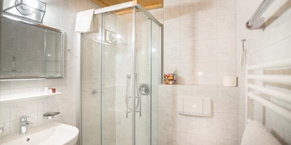 Pensionen - Wanderweg - Außerrotte - Neue Badezimmer mit Dusche/WC - Haus Veidlis
