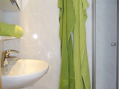Pensionen - Umgebungsschwerpunkt: Fluss - St. Jakob in Haus - Doppelzimmer"2"....Dusche und von einander getrenntes WC... - Haus Heidi