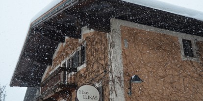 Pensionen - Garage für Zweiräder - Brixen im Thale - Winteransicht  - Haus Lukas 