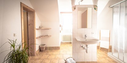 Pensionen - Hunde: erlaubt - Steindorf (Mauterndorf) - Badezimmer vom Familienzimmer und Zwergennest - Fürsterhof Ramsau