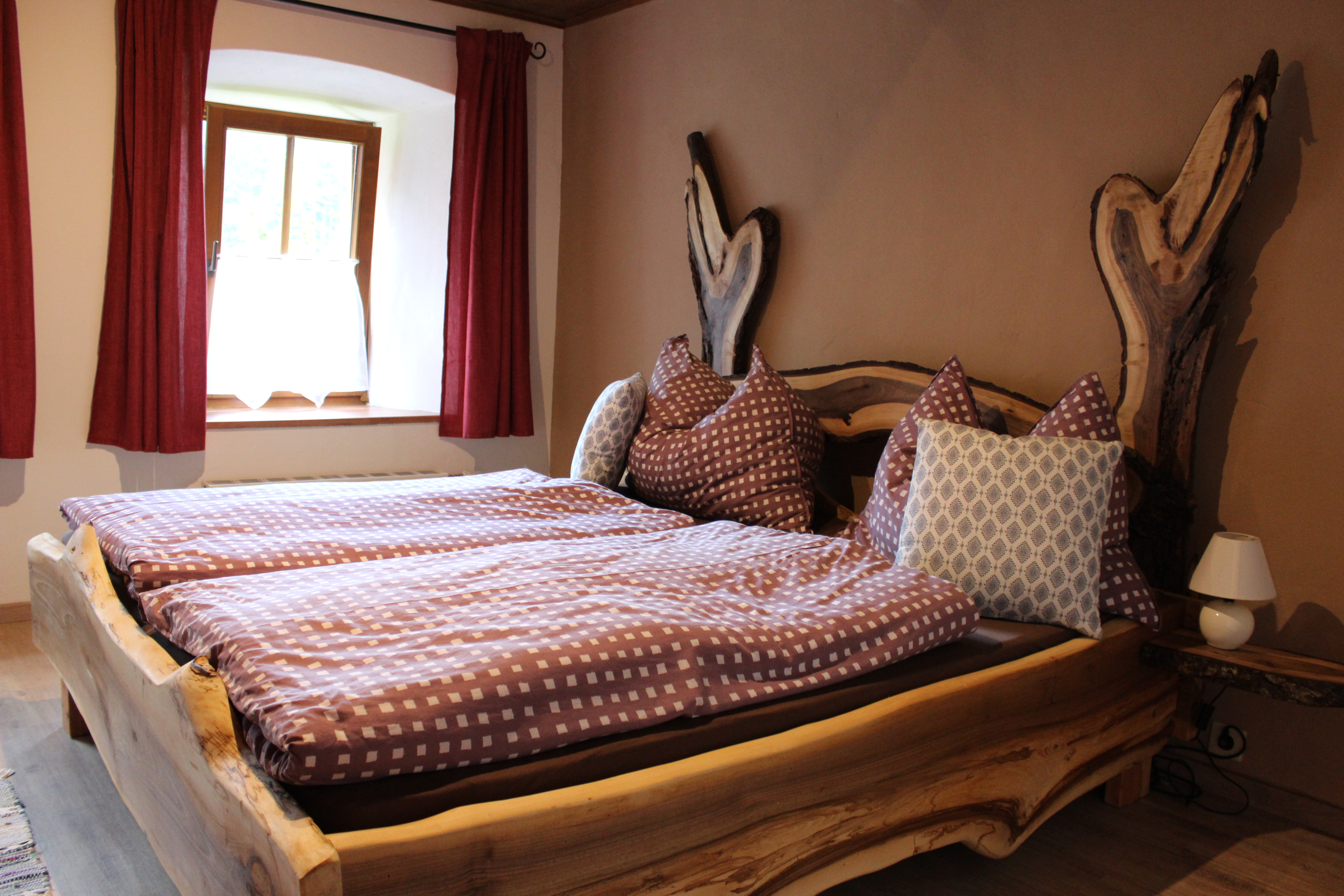 Frühstückspension - Schlafzimmer "Urige Hütte", ideal für 2 Erwachsene für einen romantischen Urlaub am See! - Tiefala´s Eck