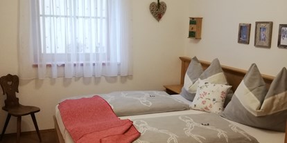 Pensionen - Molzbichl - Eines von 2 Schlafzimmer des Apartments Rosskofel - Historischer Bauernhof Schabus