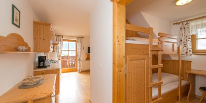Pensionen - Umgebungsschwerpunkt: am Land - Weißbriach - 2. Zimmer des Apartments Sonnenblume - Historischer Bauernhof Schabus