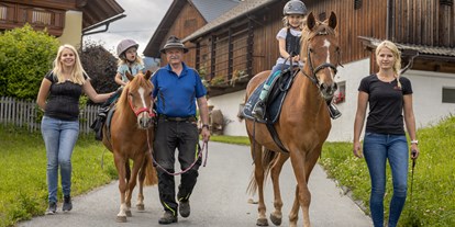 Pensionen - Balkon - Weißbriach - Eine Abendrunde mit den Pferden - Historischer Bauernhof Schabus