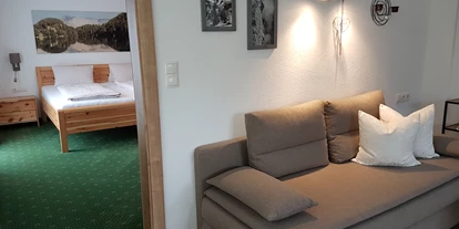 Pensionen - Wanderweg - Fendels - Wonzimmer mit Blick ins Schlafzimmer - Haus Alpenglühn