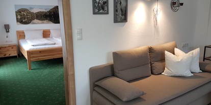 Pensionen - Umgebungsschwerpunkt: Berg - Landeck - Wonzimmer mit Blick ins Schlafzimmer - Haus Alpenglühn