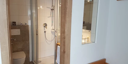 Pensionen - Kühlschrank - Fendels - Bad mit Dusche und WC - Haus Alpenglühn
